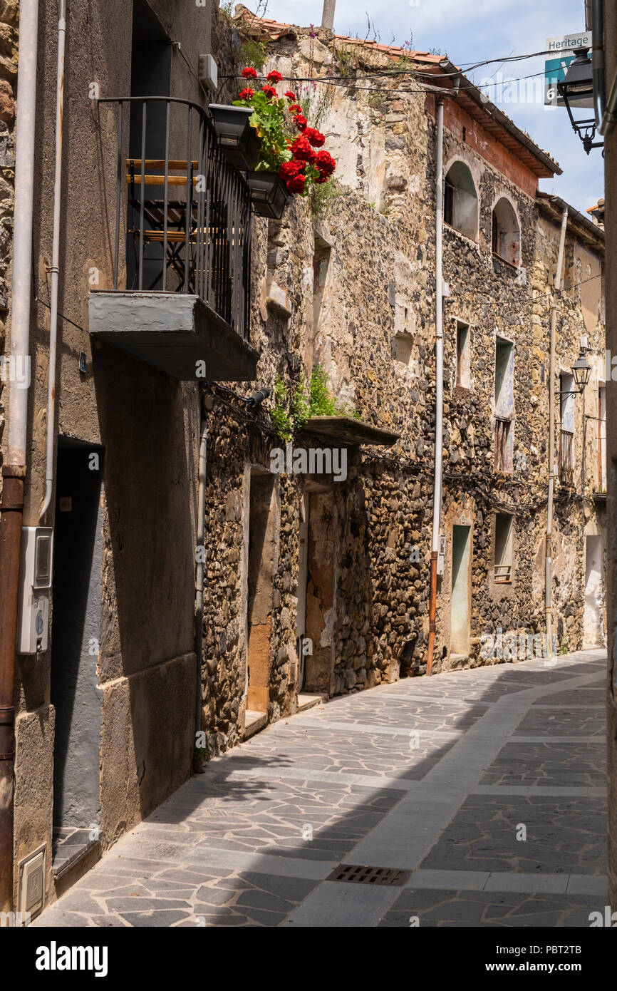 Ruelles étroites, Carrer Esglesia de Castellfollit de la Roca ville médiévale en Catalogne, Espagne Banque D'Images