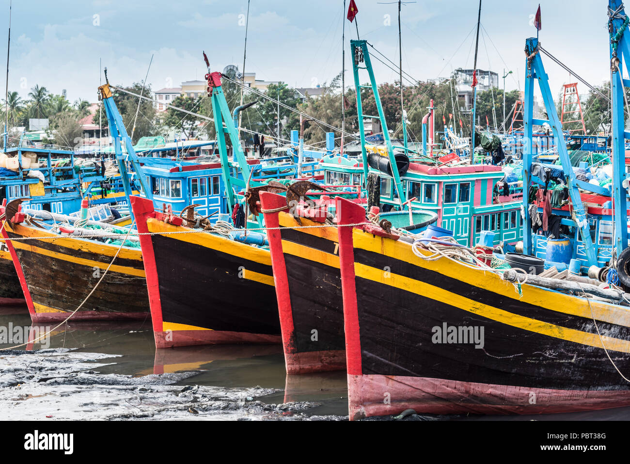 Bateaux de pêche sur la rivière Ca Ty à Phan Tiet, Vietnam Banque D'Images