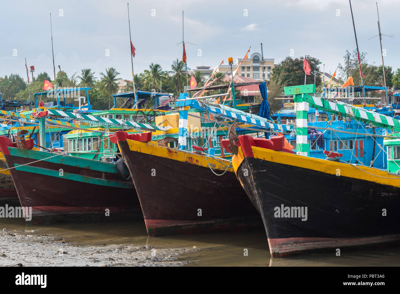 Les bateaux de pêche amarré sur la rivière de Ty Ca Phan Tiet, Vietnam Banque D'Images