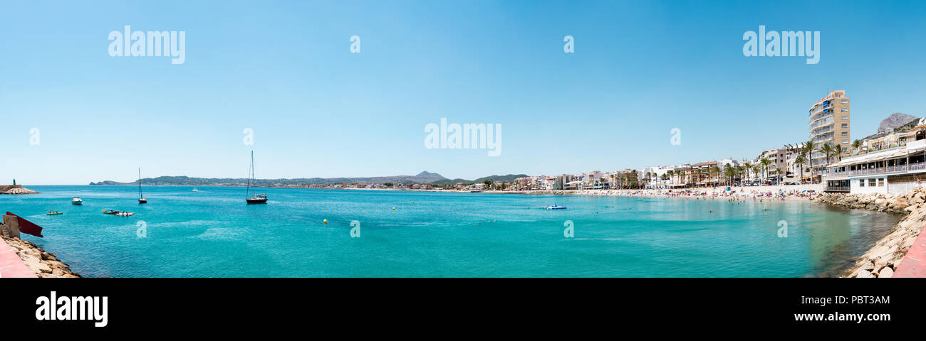 Vue panoramique de l'videw beach et port de Xabia et la mer méditerranée, province d'Alicante, Espagne. Banque D'Images