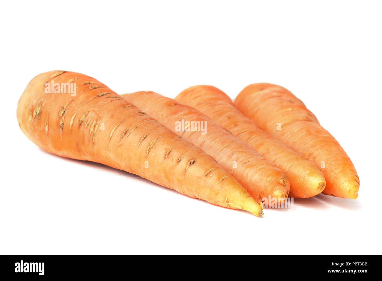 La récolte douce carottes isolé sur fond blanc Banque D'Images