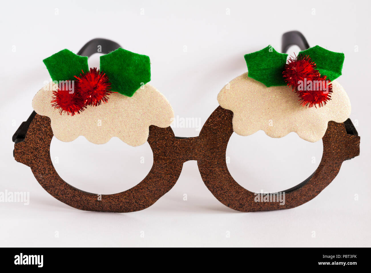 Le pudding de Noël nouveauté lunettes scintillantes pour Noël isolé sur fond blanc Banque D'Images