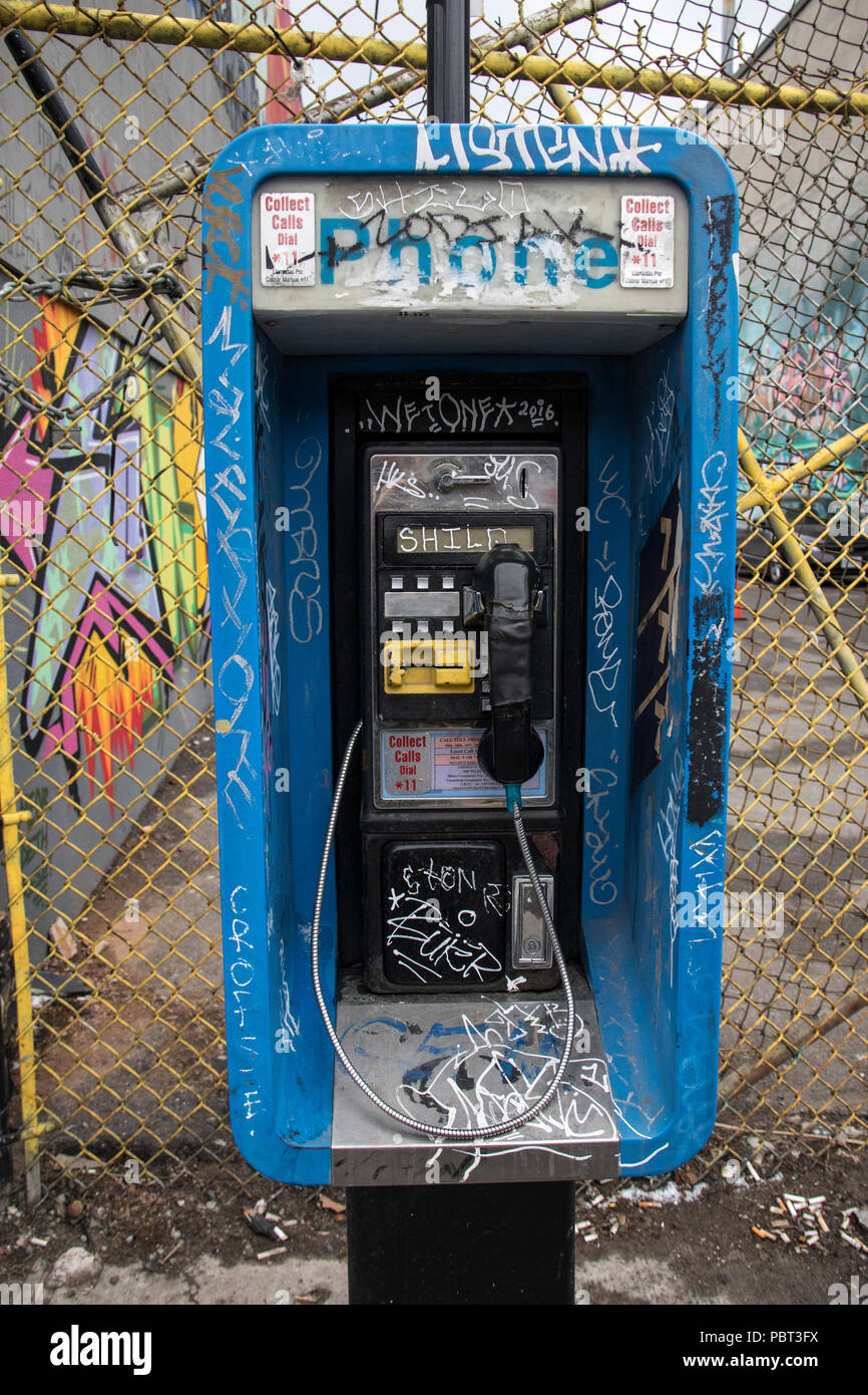 Téléphone avec Graffiti Banque D'Images