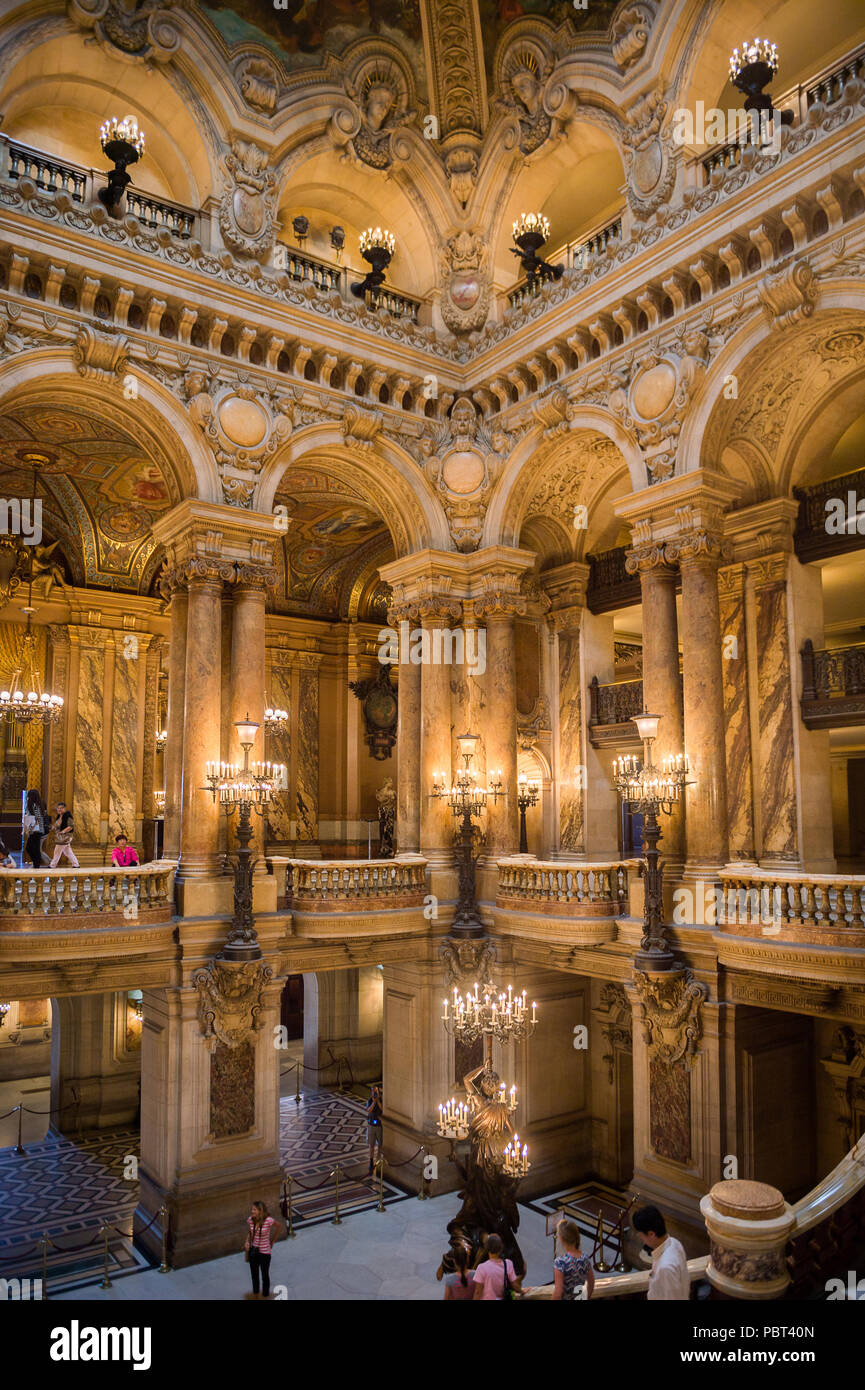 PARIS, FRANCE - Nov 6, 2015 : l'intérieur spectaculaire du Palais Garnier (Opéra Garnier) à Paris, France. Il était à l'origine appelé la Salle des Capuc Banque D'Images