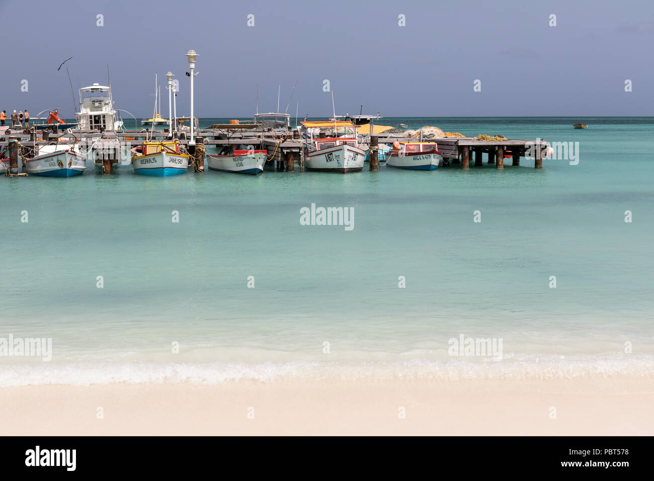 Bateaux de pêche amarrés dans la mer turquoise des Caraïbes à Palm Beach, Aruba, Caraïbes Banque D'Images