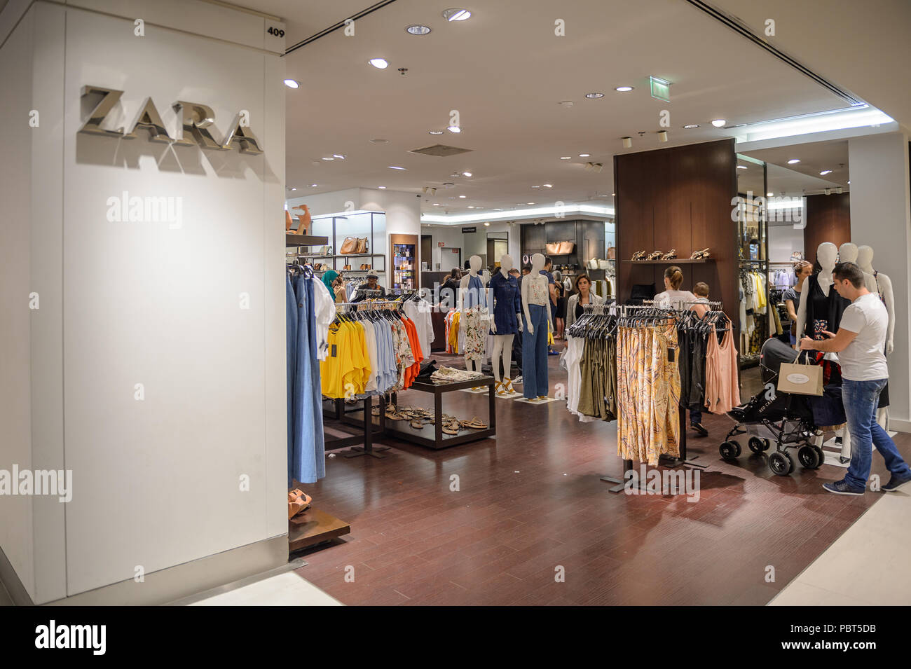 PARIS, FRANCE - Nov 6, 2015 : l'article Zara dans les Galeries Lafayette  City Mall. Il a été ouvert en 1912 Photo Stock - Alamy