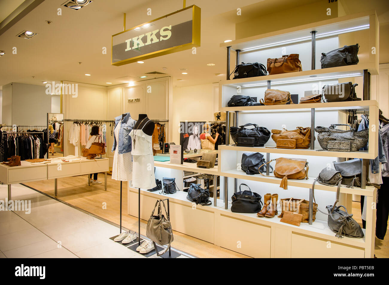 PARIS, FRANCE - Nov 6, 2015 : l'article sac à main IKKS dans les Galeries  Lafayette City Mall. Il a été ouvert en 1912 Photo Stock - Alamy