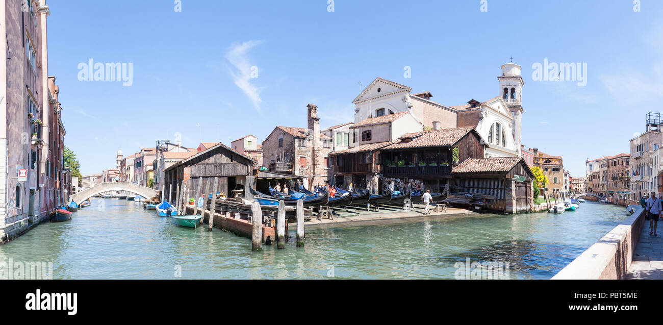 Panorama Squero di San Trovaso, Rio di San Trovaso, Dorsoduro, Venise, Vénétie, Italie, un atelier de chantier pour le bâtiment et la réparation de gondoles. Les hommes Banque D'Images