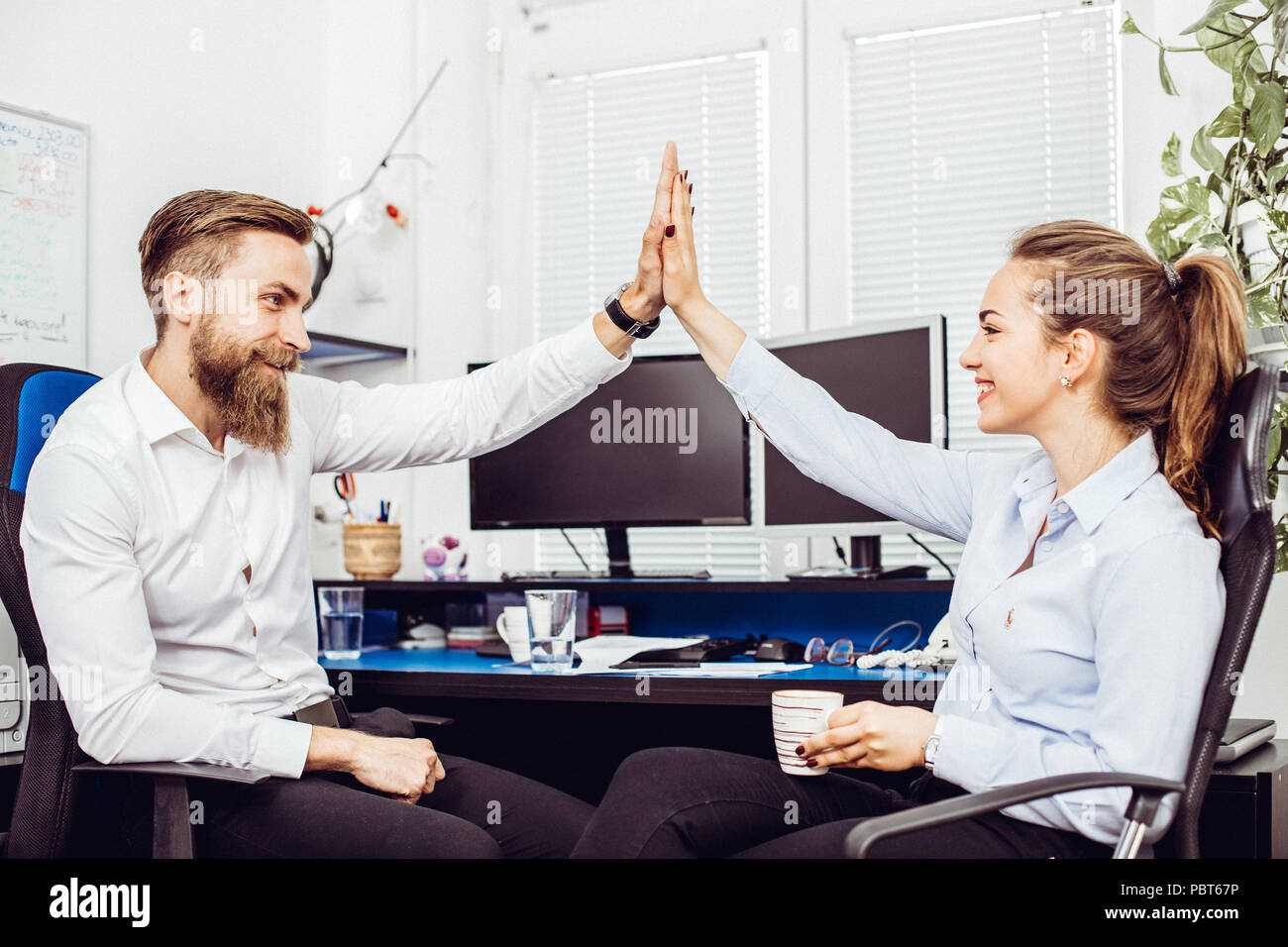 Heureux collègues de race blanche haute donnant cinq célébrant un bon travail d'équipe dans l'atteinte de résultats ou d'office, divers collaborateurs motivés d'affaires partage su Banque D'Images