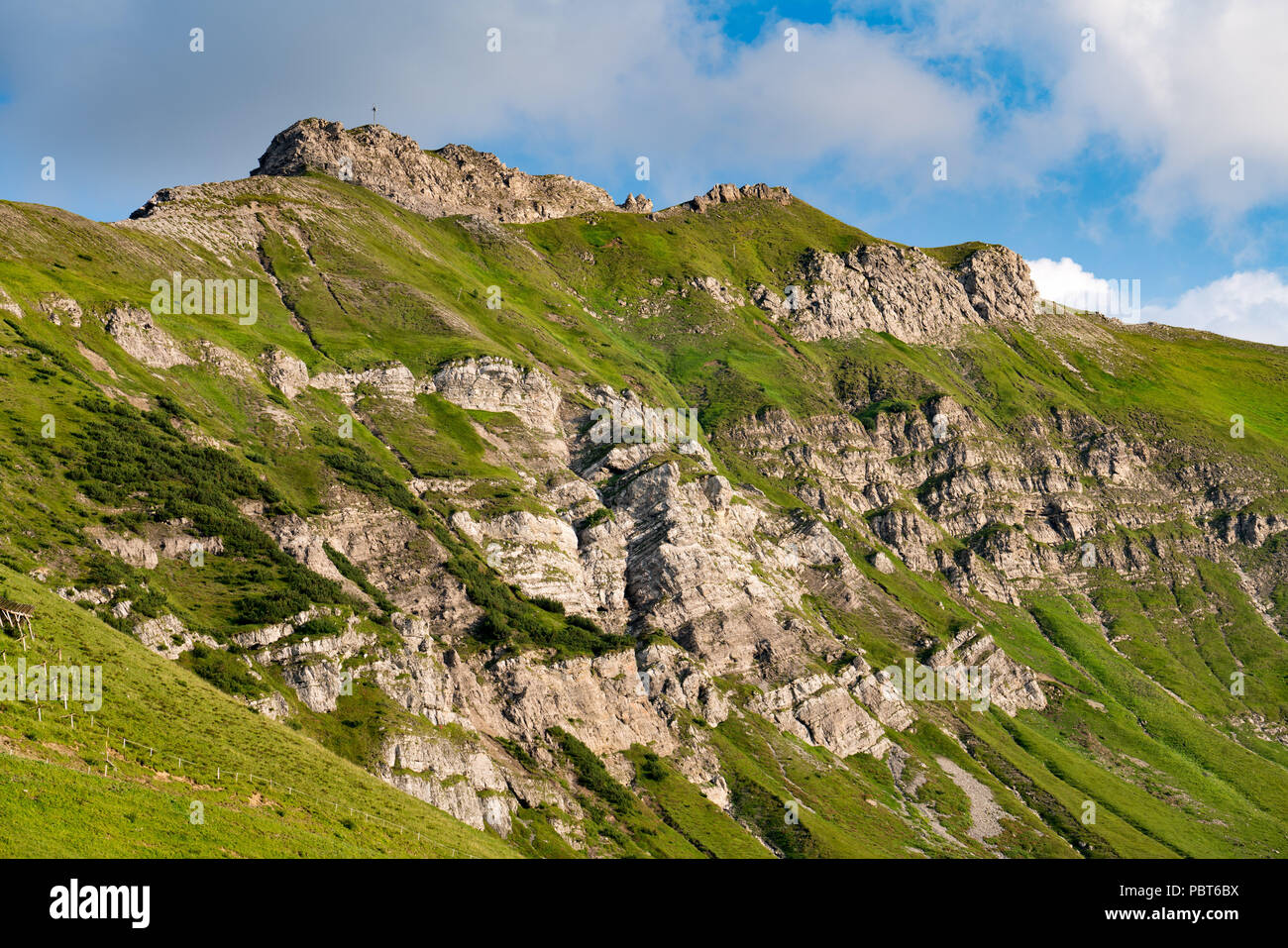 Vue panoramique du sommet d'une montagne dans les Alpes européennes, de Malbun Liechtenstein un soir d'été Banque D'Images