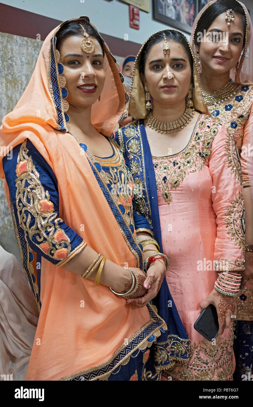 La femme réduite à la mode ethnique colorée à un mariage sikh à Richmond Hill, Queens, New York. Banque D'Images