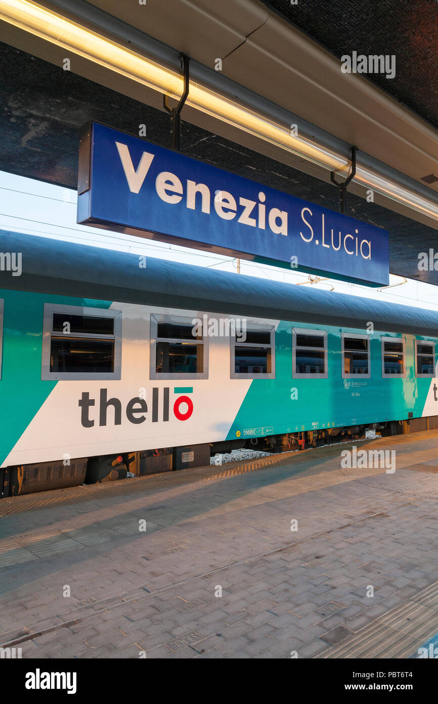 Train de voyageurs de nuit Thello entre Paris et Venise à Venezia S Gare Santa Lucia, Venise, Vénétie, Italie au coucher du soleil. Gare signer et le logo, l'emblème Banque D'Images