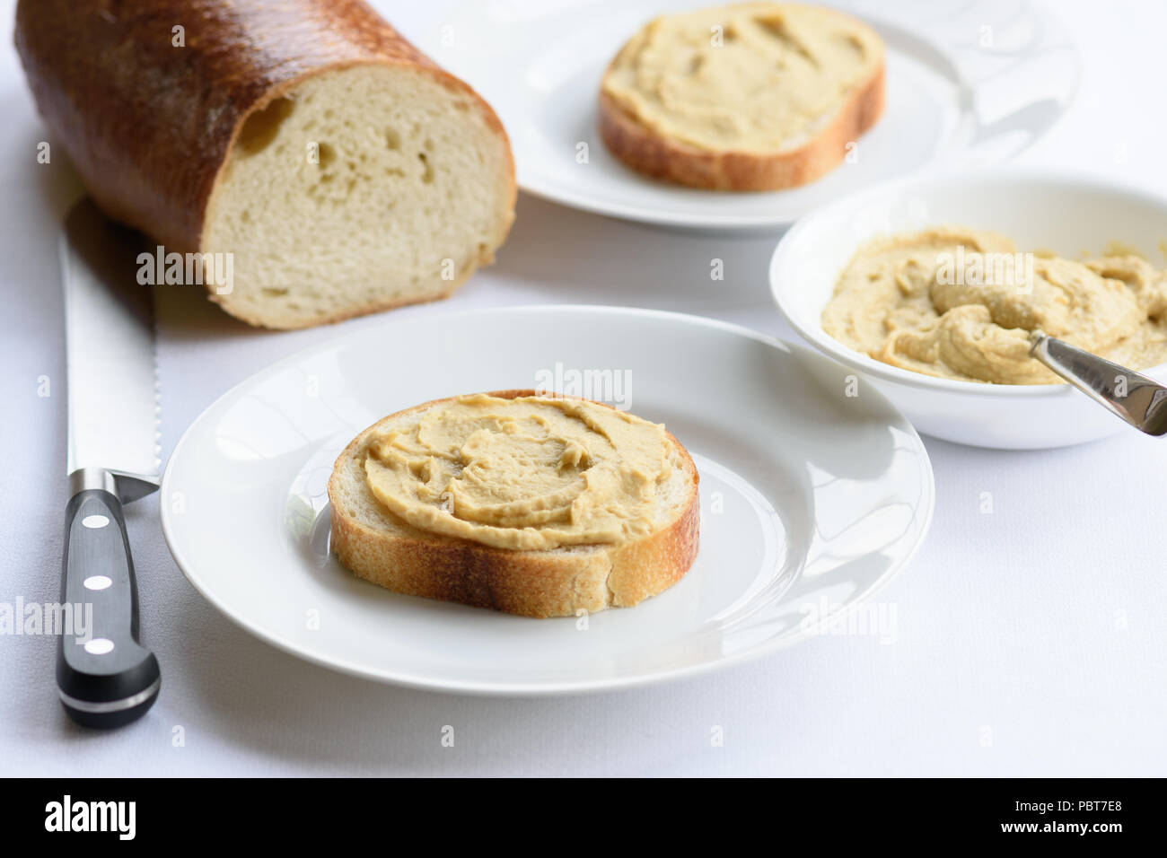 Tranches de pain au levain surmontée d'hummus Banque D'Images
