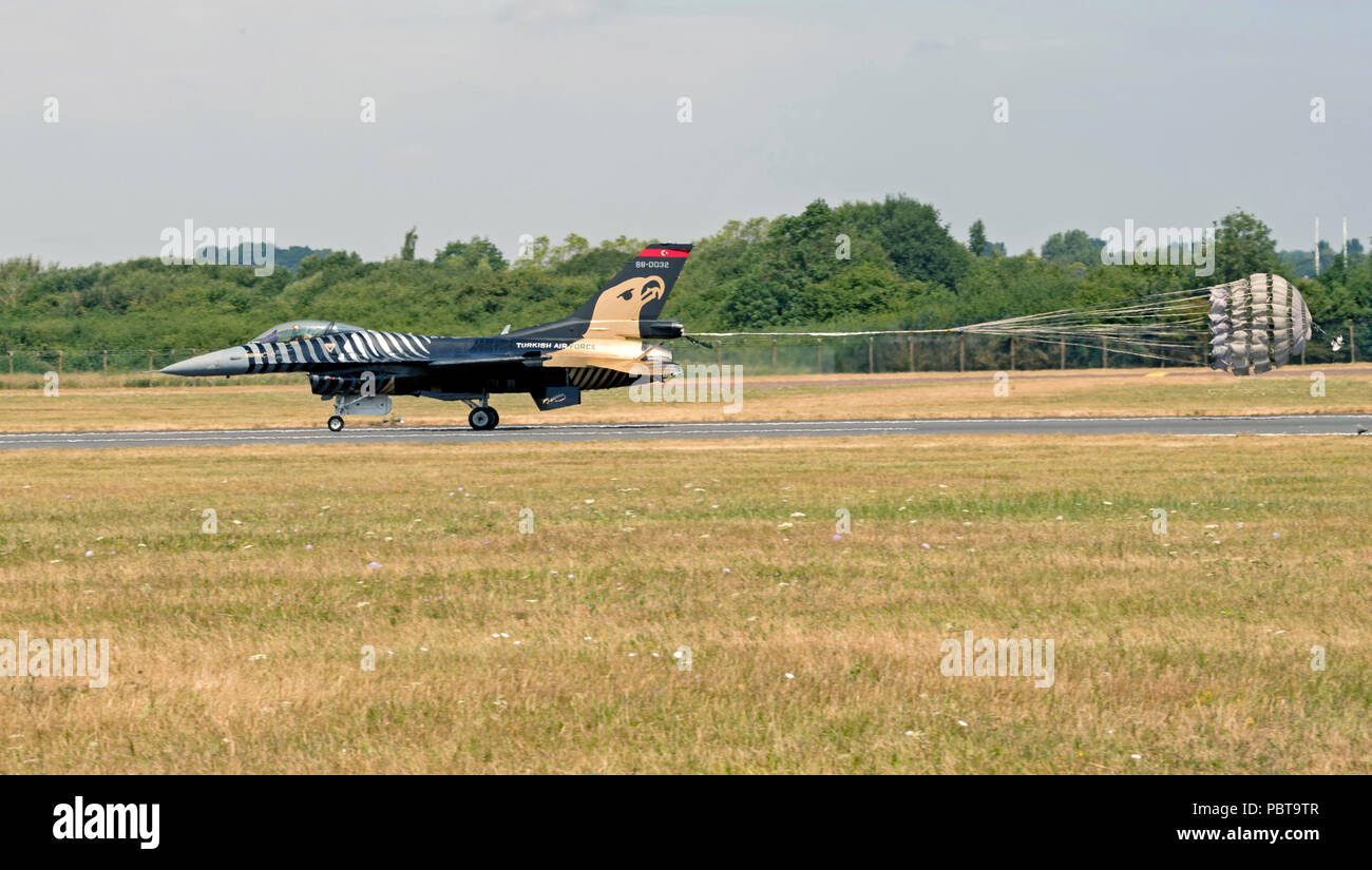 Oloturk', 'F-16C Fighting Falcon, de l'air turque, chute de frein déployé Banque D'Images