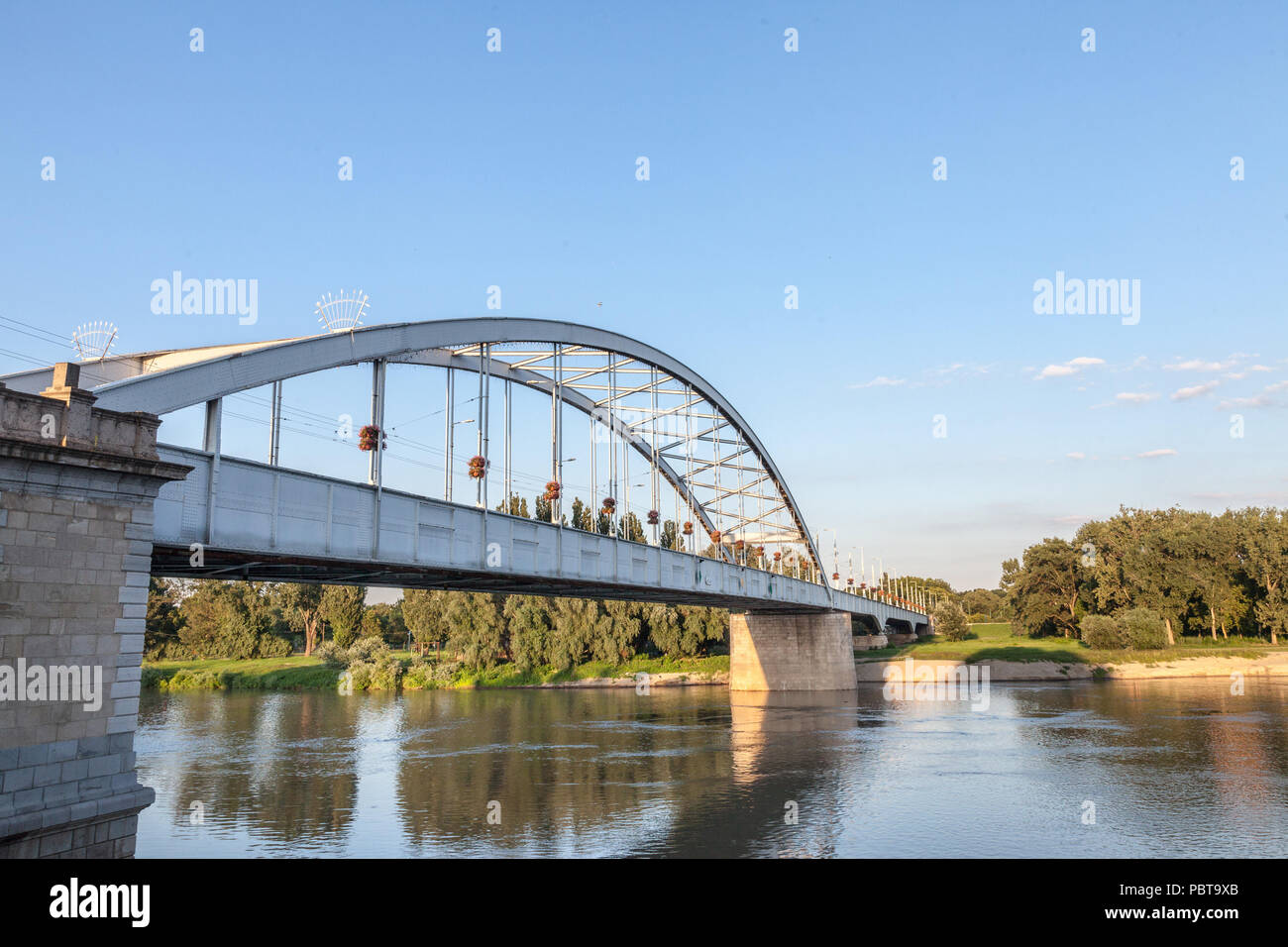 Hid Belvarosi bridge, également connu sous le nom de centre-ville de pont sur la rivière Tisza pendant un après-midi ensoleillé. Le pont relie les deux parties de cette ville, le m Banque D'Images