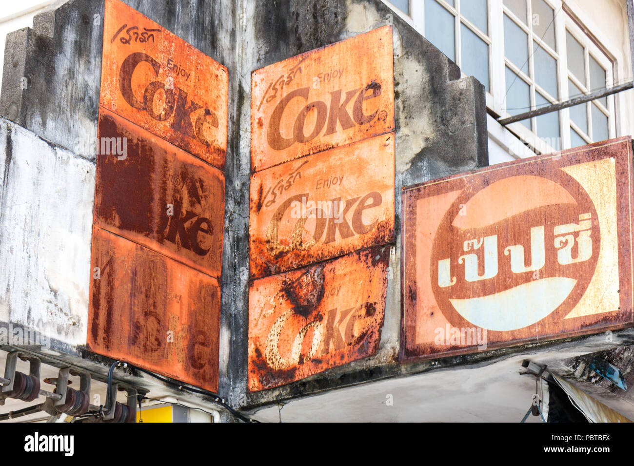 Phattalung, Thaïlande - 27 Février 2016 : Vieux Coke et Pepsi signes. Les deux boissons sont populaires. Banque D'Images