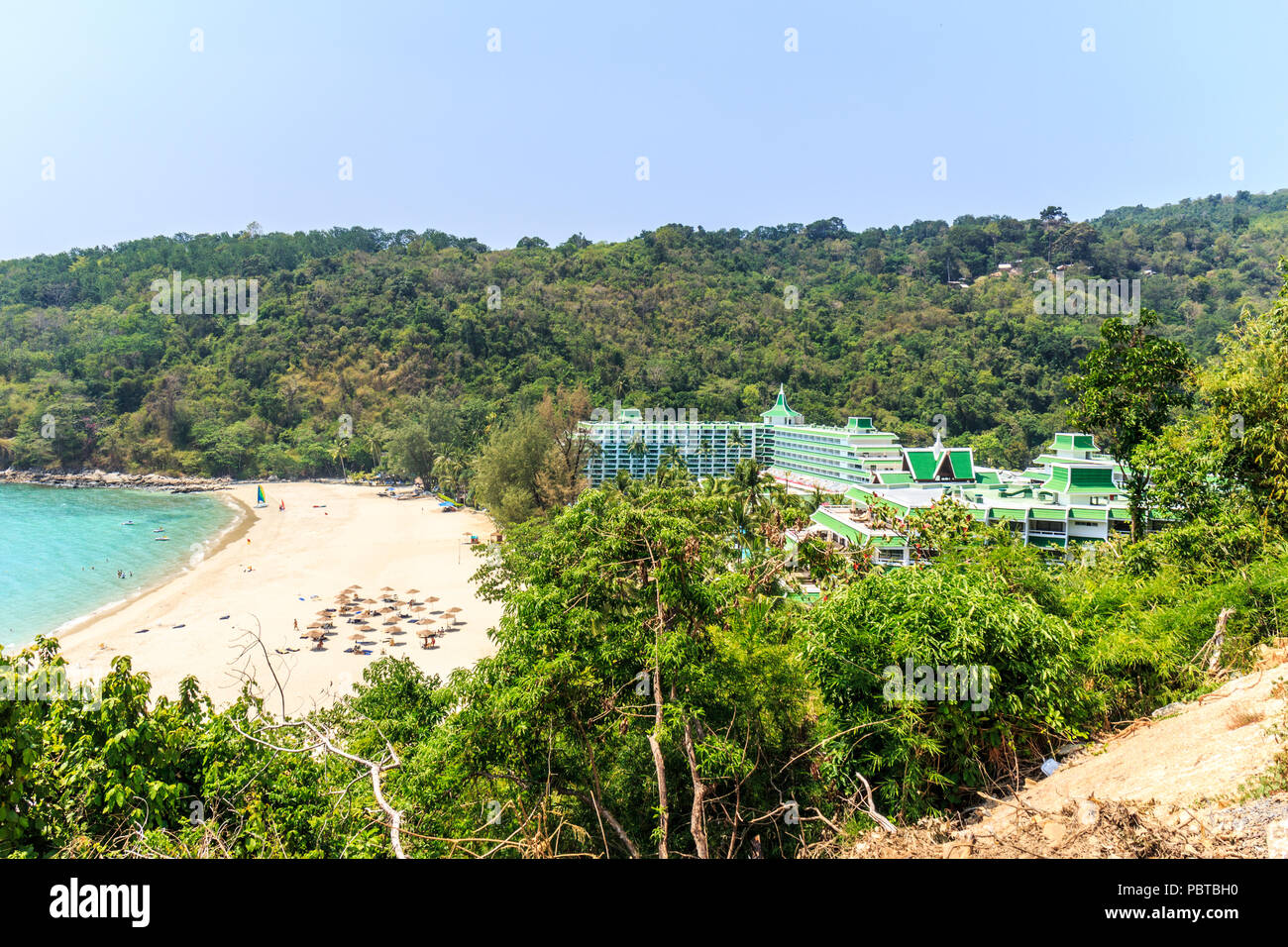 Phuket, Thaïlande - 17 mars 2016 : Karon Noi beach et l'hôtel Méridien. La plage est accessible par l'hôtel. Banque D'Images