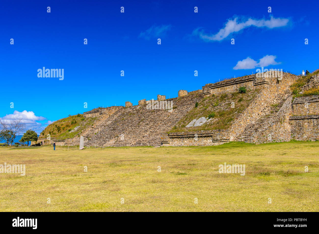 Place principale de Monte Alban, un grand site archéologique précolombien, Santa Cruz Xoxocotlan Municipalité, l'état d'Oaxaca. UNESCO World Heritage Banque D'Images