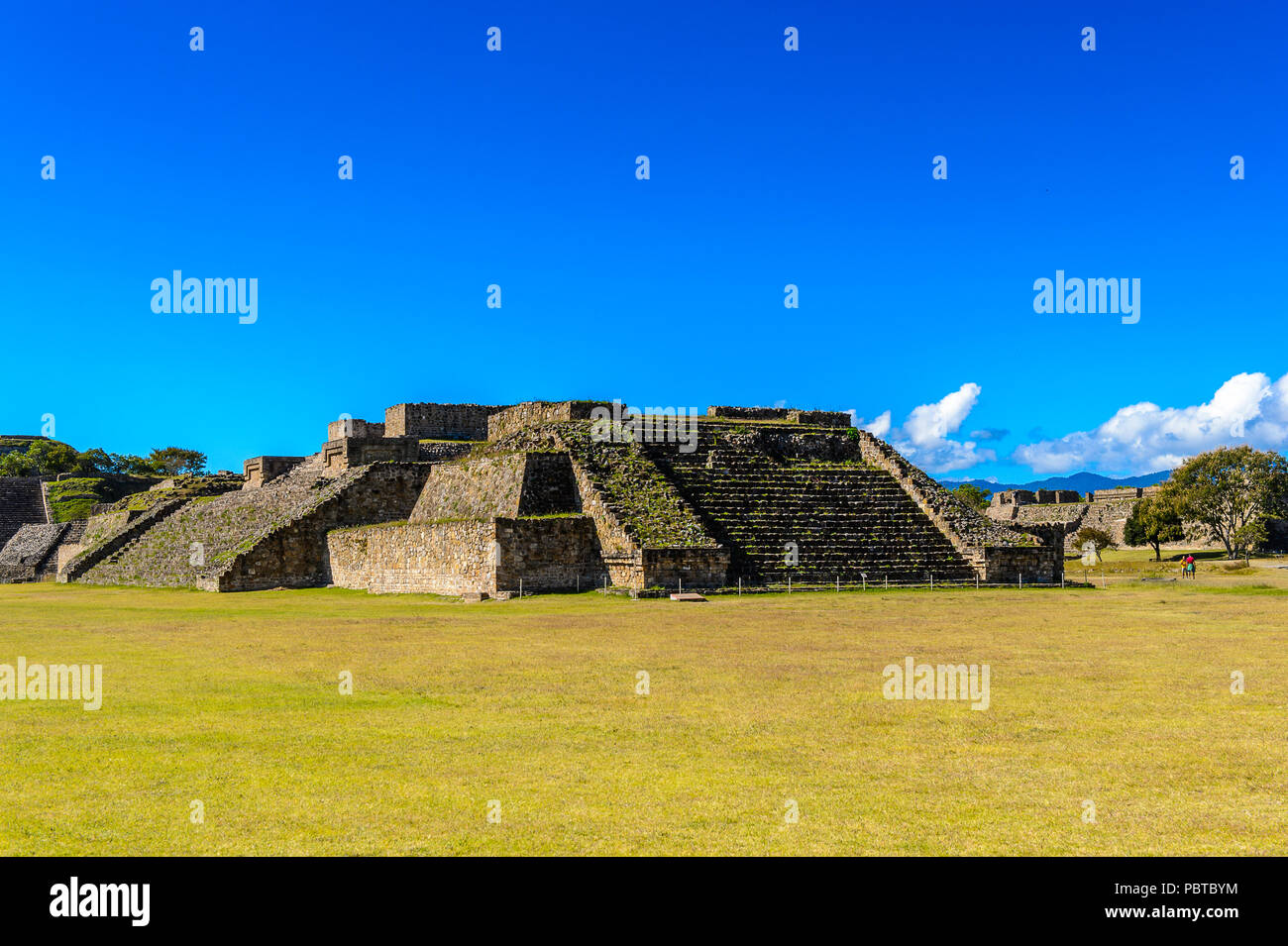 Place principale de Monte Alban, un grand site archéologique précolombien, Santa Cruz Xoxocotlan Municipalité, l'état d'Oaxaca. UNESCO World Heritage Banque D'Images