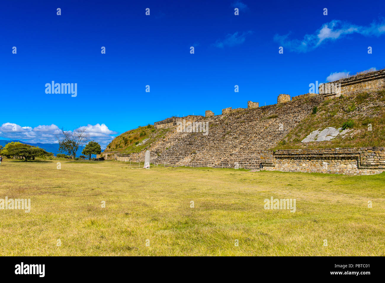 Place principale de Monte Alban, un grand site archéologique précolombien, Santa Cruz Xoxocotlan Municipalité, l'état d'Oaxaca. UNESCO World Heritage Banque D'Images