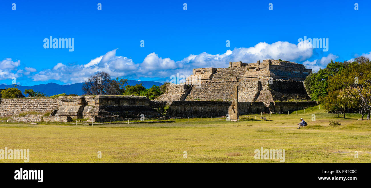 Place principale de Monte Alban, un grand site archéologique précolombien, Santa Cruz Xoxocotlan Municipalité, l'état d'Oaxaca. UNESCO World Heritage Banque D'Images