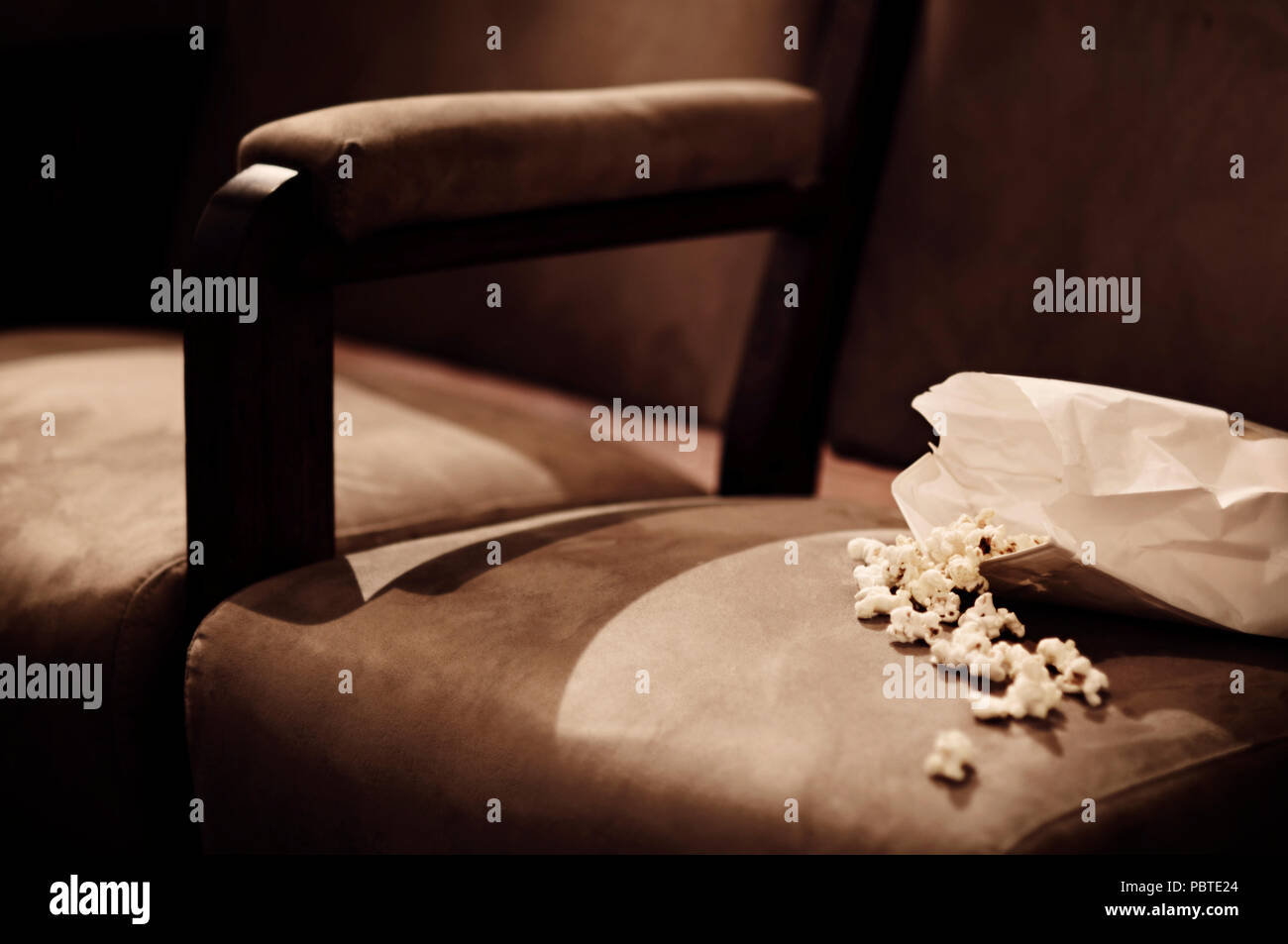 Maïs soufflé renversé sur places de cinéma du film. Style : '70' Banque D'Images