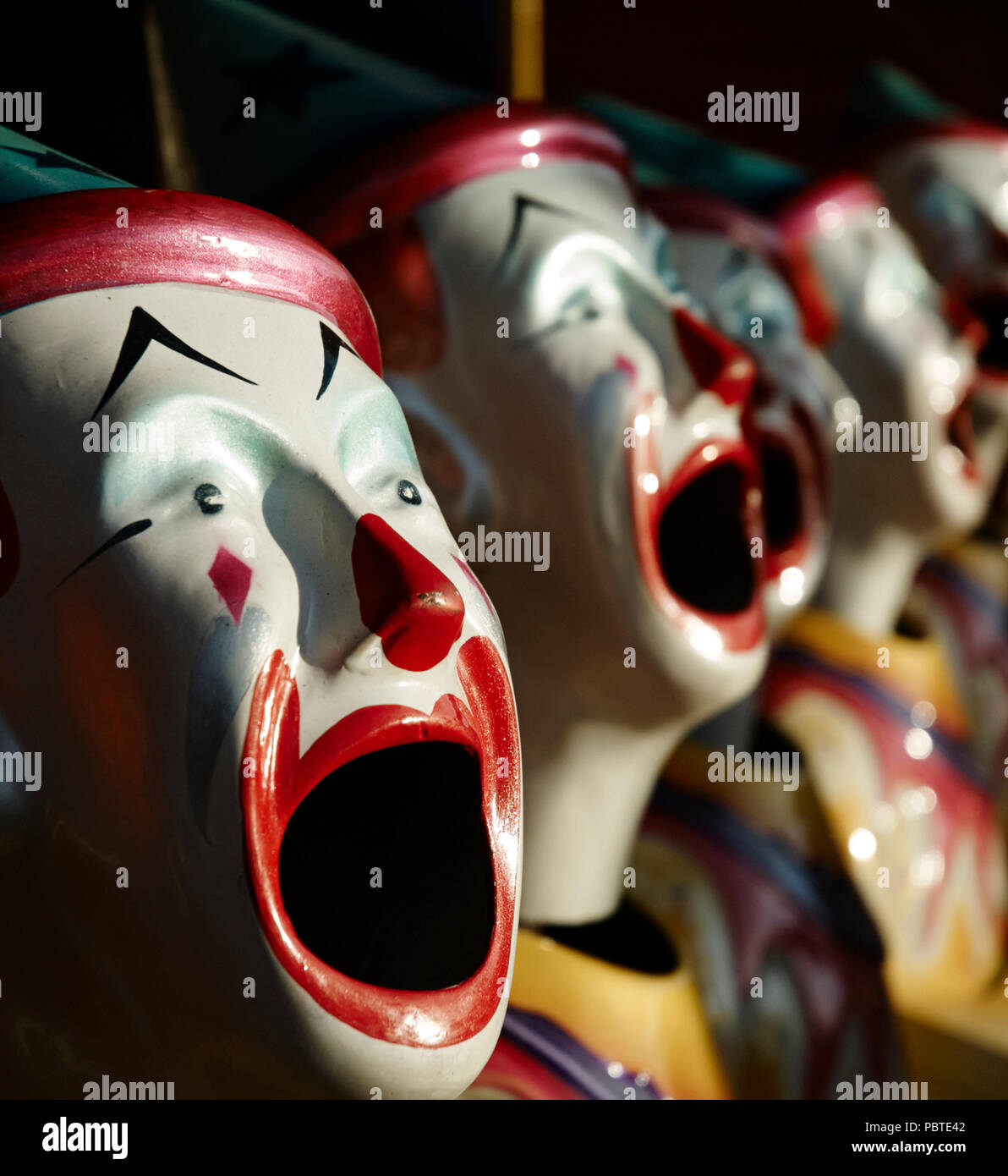 Laughing clowns à un carnaval à Apollo Bay. Banque D'Images