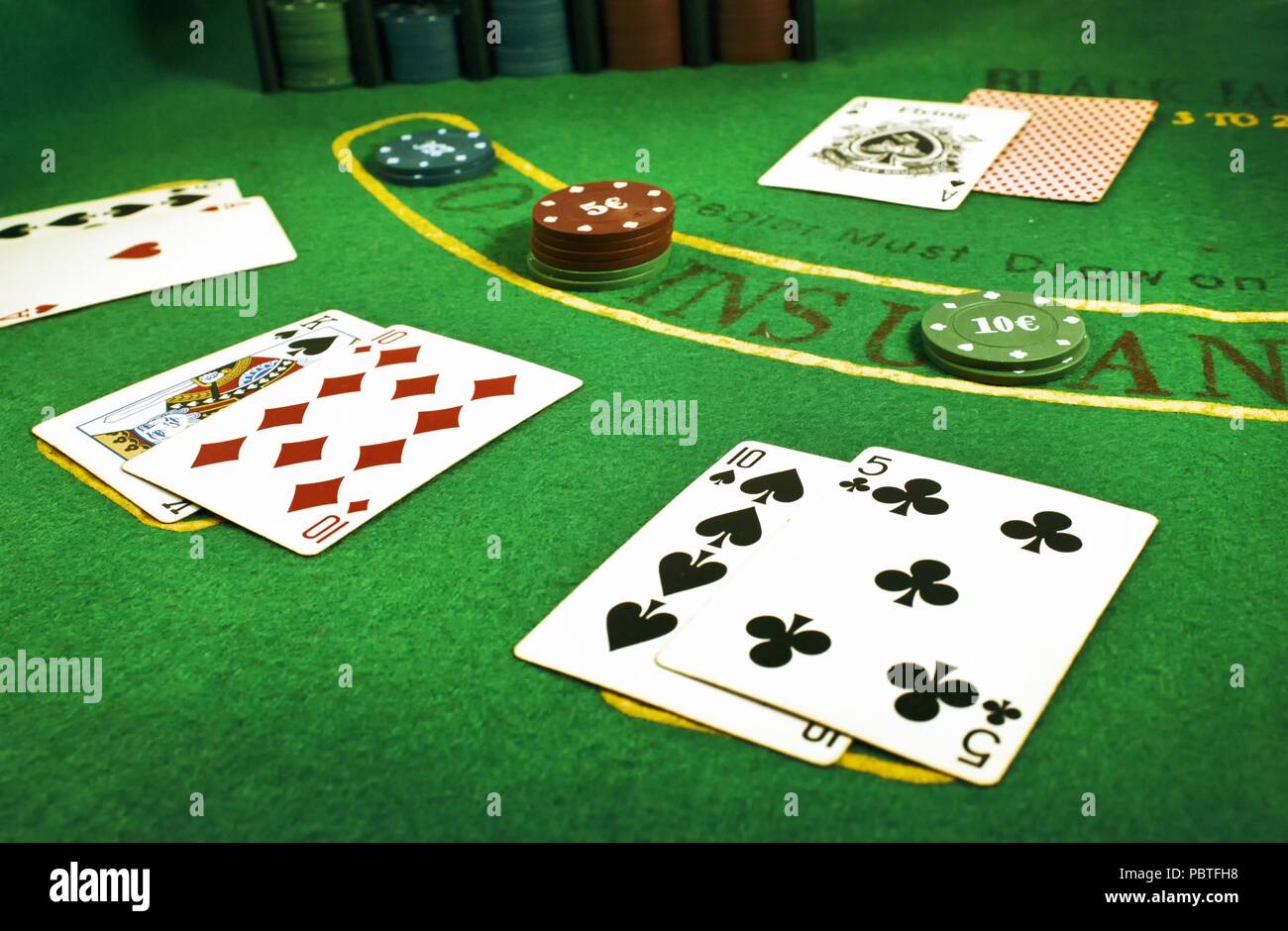 Libre de cartes et des piles de jetons sur une table de Blackjack dans un casino Banque D'Images