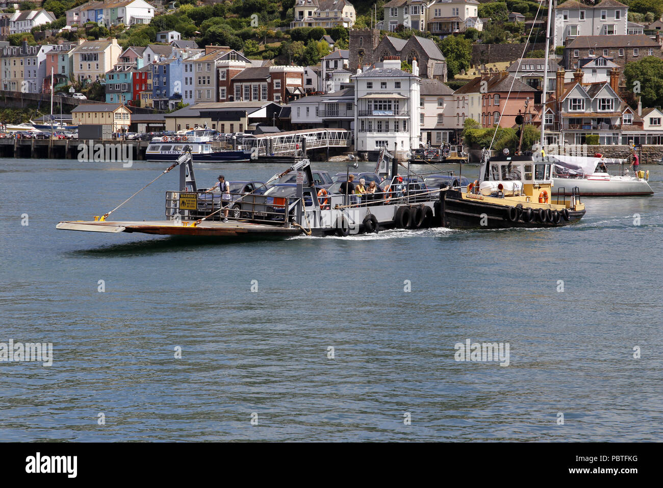 À Kingswear Dartmouth car-ferry traversant la rivière Dart, Dartmouth, Devon, Angleterre Banque D'Images
