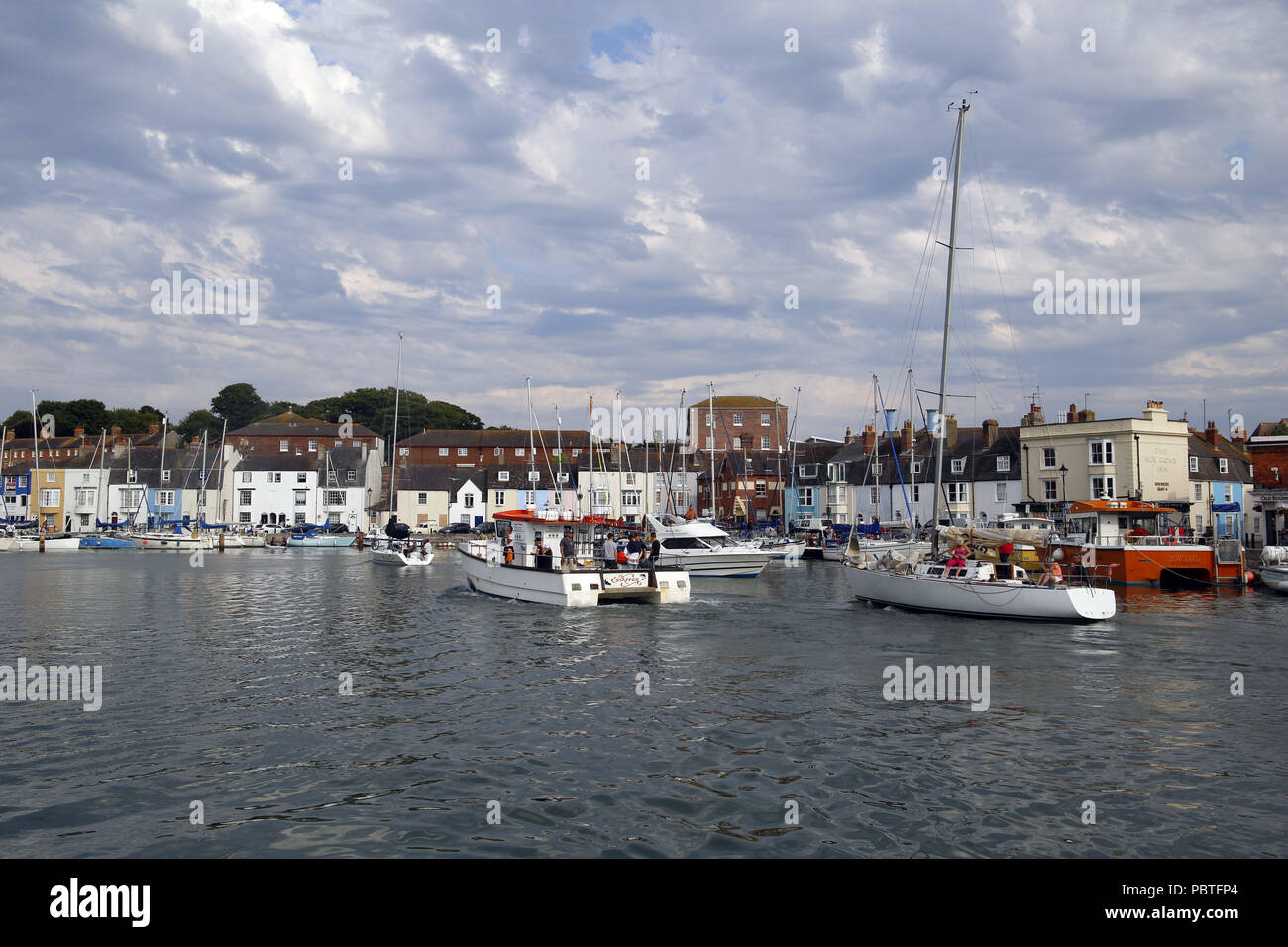 Bateaux et yachts dans le port de Weymouth, Dorset Banque D'Images