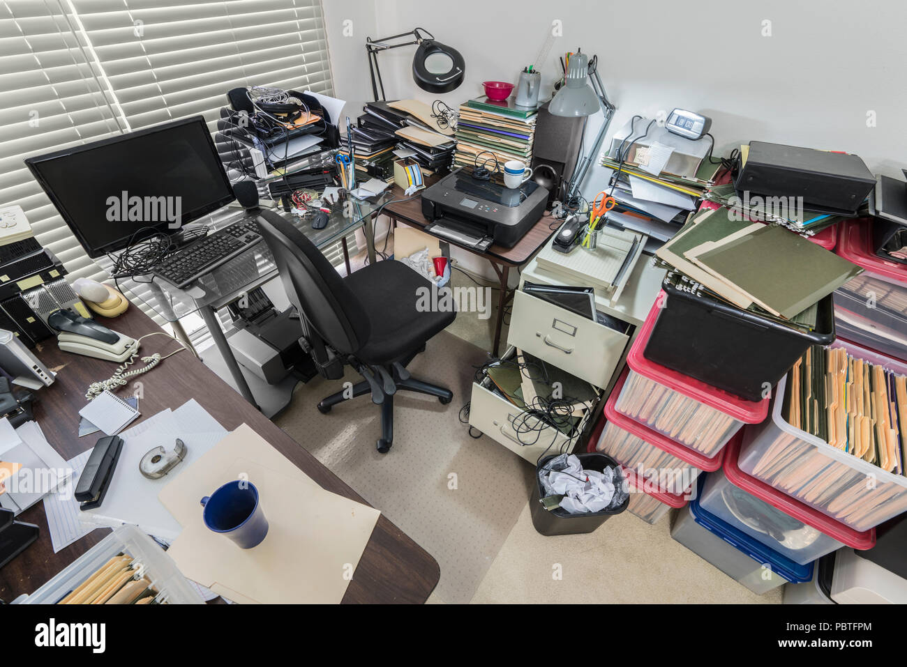 Bureau d'affaires en désordre encombré avec des boîtes de fichier complet  et les ordinateurs portables Photo Stock - Alamy