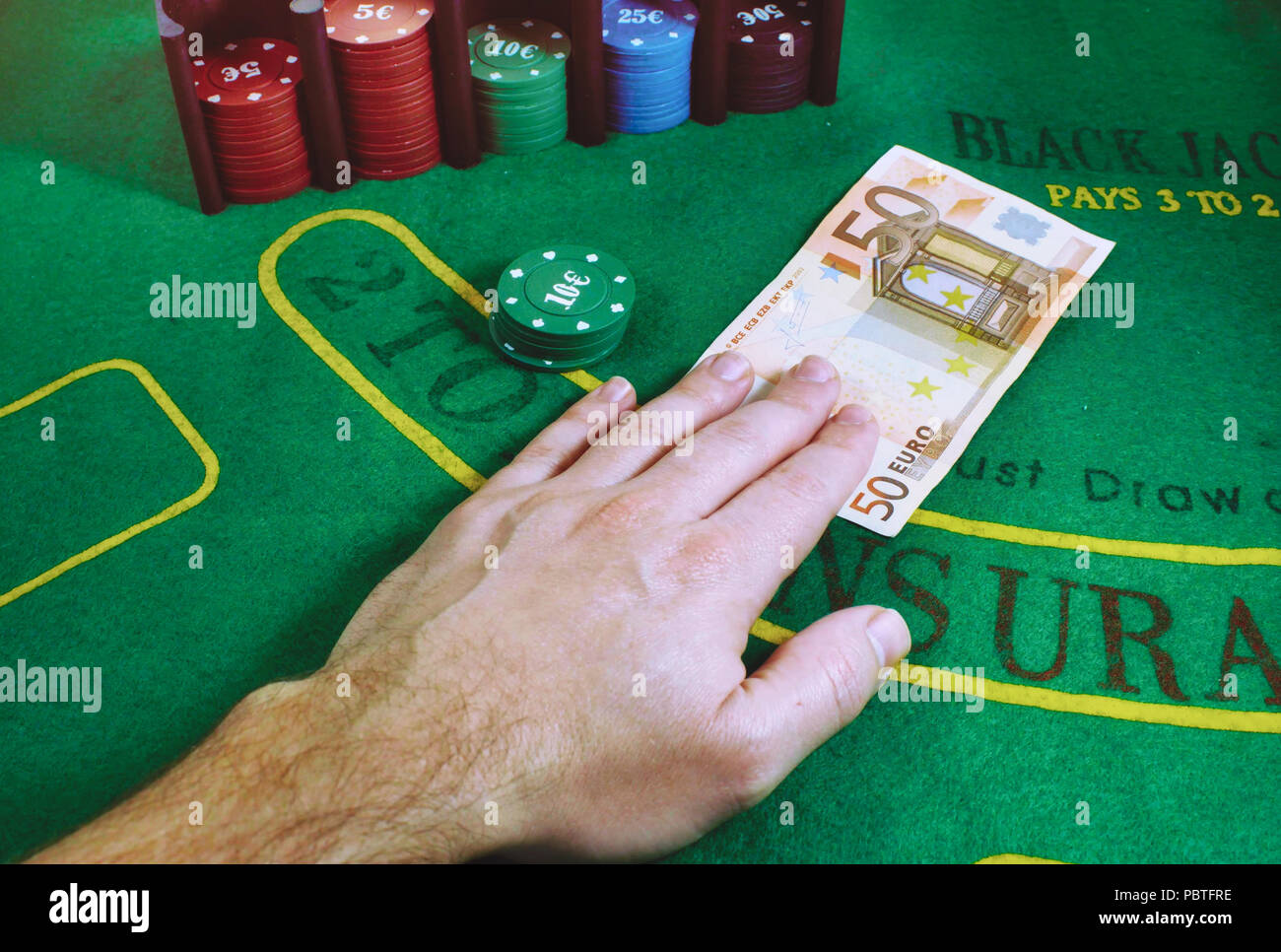 50 Euro note l'objet de l'échange de jetons sur un feutre vert table de black jack au casino Banque D'Images