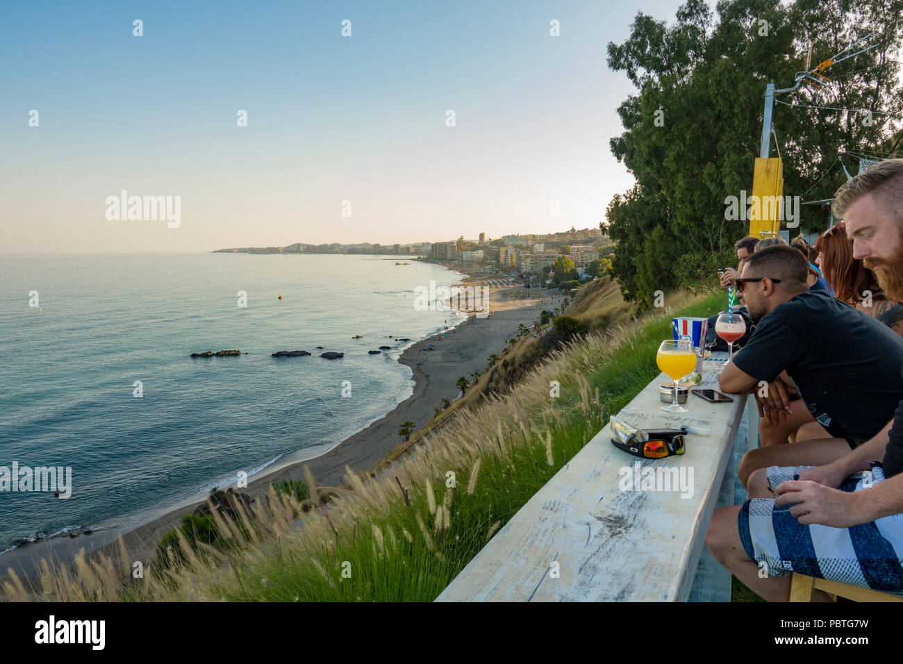 Bar de plage donnant sur la mer Méditerranée, au coucher du soleil, Benalmádena, Málaga, Espagne. Banque D'Images