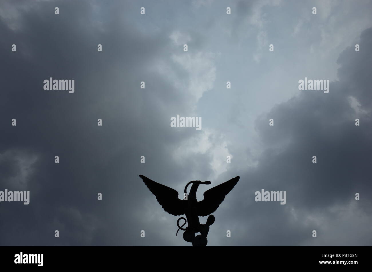 L'aigle et du serpent monument à la ville de Mexico. Banque D'Images