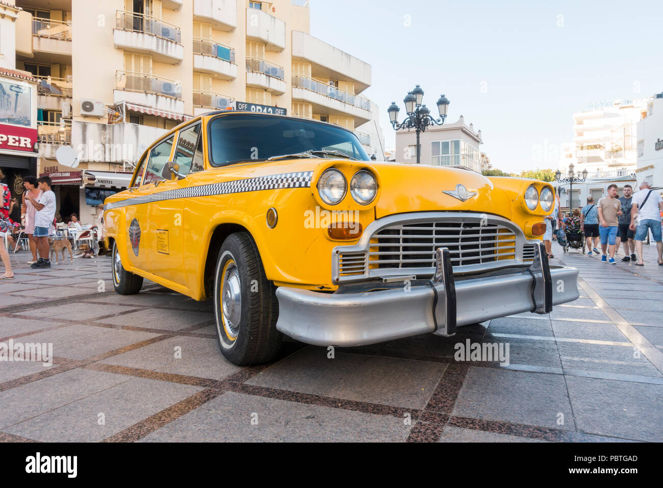 NYC, American Vintage jaune, taxi cab affiché au festival. Torremolinos, Espagne. Banque D'Images