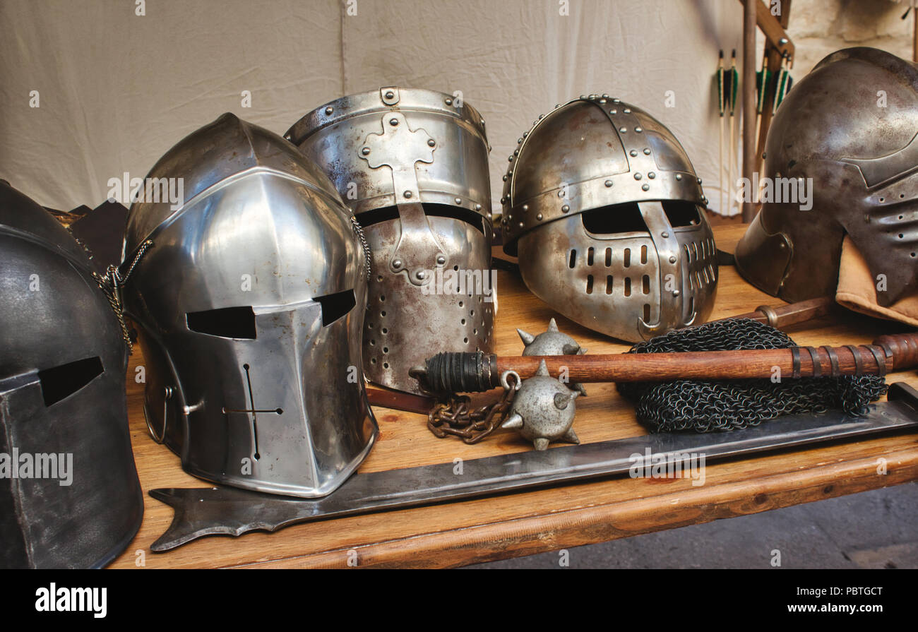 Shiny metal casques de chevaliers médiévaux d'armes traditionnelles au moyen age un festival à thème Banque D'Images