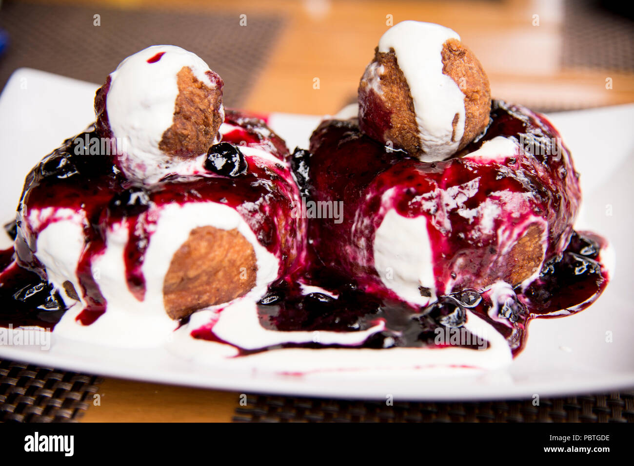 Papanasi Un Dessert Traditionnel Roumain Le Gateau Est Fait De Trois Donuts Recouvert De Creme Sure Et De Confiture De Fruits Photo Stock Alamy
