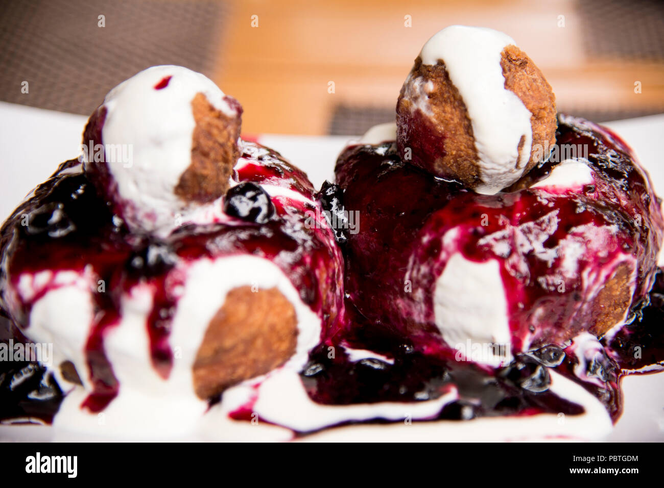 Papanasi Un Dessert Traditionnel Roumain Le Gateau Est Fait De Trois Donuts Recouvert De Creme Sure Et De Confiture De Fruits Photo Stock Alamy