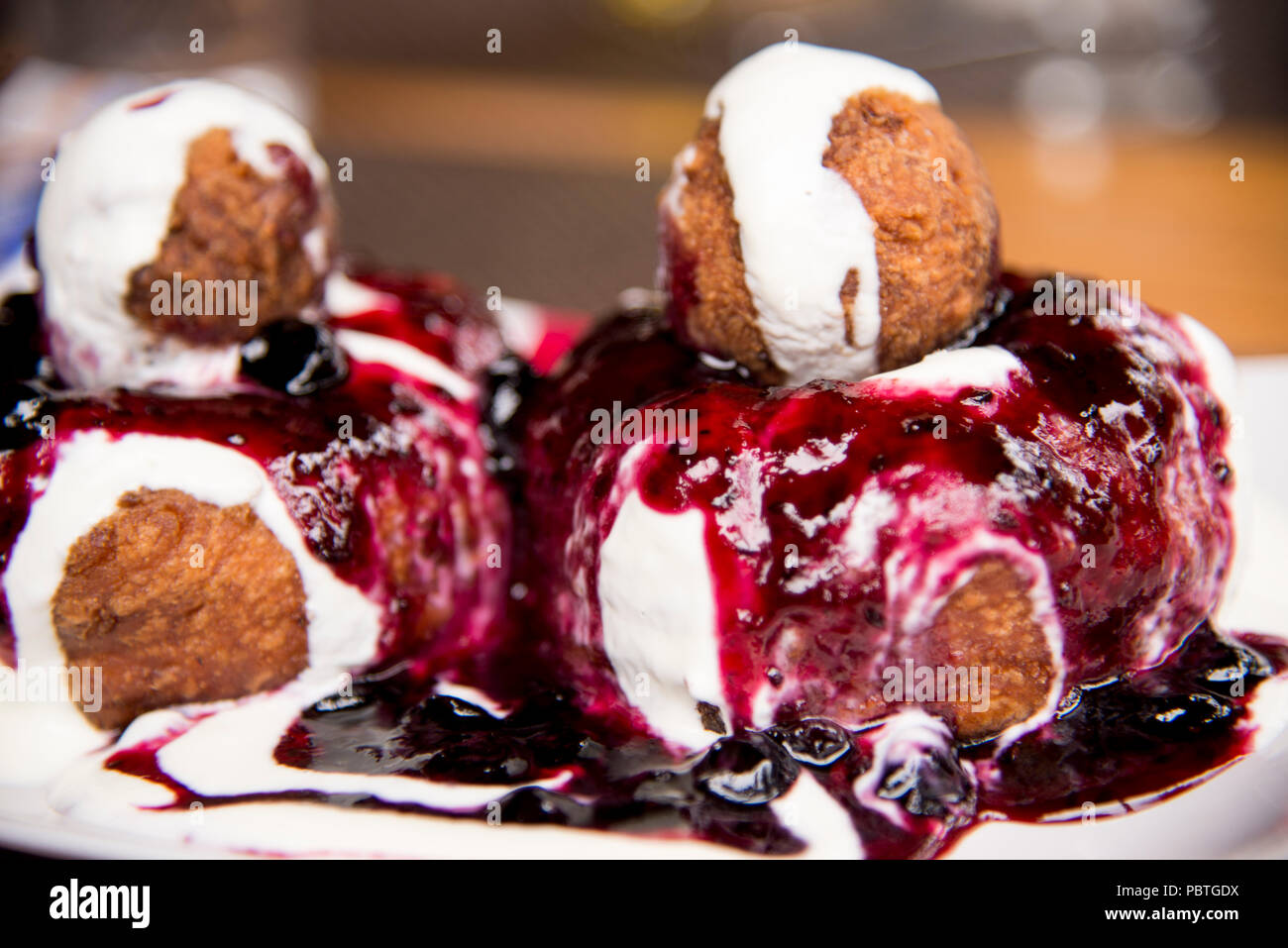 Papanasi Un Dessert Traditionnel Roumain Le Gateau Est Fait De Trois Donuts Recouvert De Creme Sure Et De Confiture De Fruits Photo Stock Alamy