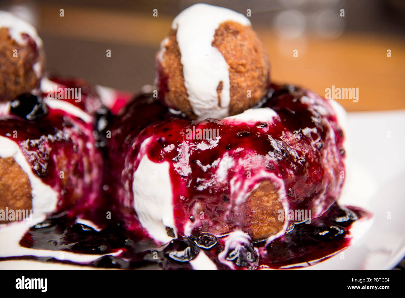 Papanasi Un Dessert Traditionnel Roumain Le Gateau Est Fait De Trois Donuts Recouvert De Creme Sure Et De Confiture De Fruits Photo Stock Alamy