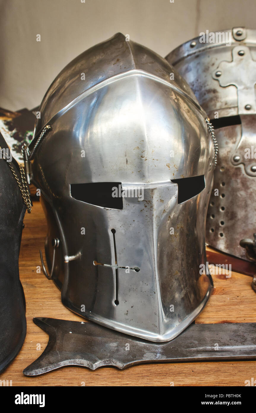 Shiny metal casques de chevaliers médiévaux d'armes traditionnelles au moyen age un festival à thème Banque D'Images