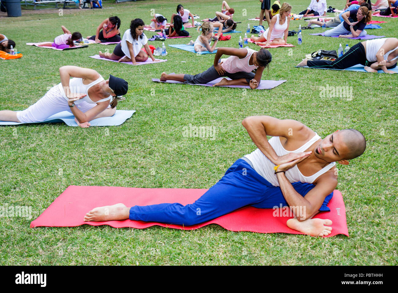 Miami Beach Florida,Flamingo Park,Crunch Yogapalooza,Vinyasa yoga,Hispanic man hommes,femmes,exercice,fitness,stretch,mat,posture,bien-être,FL08093006 Banque D'Images