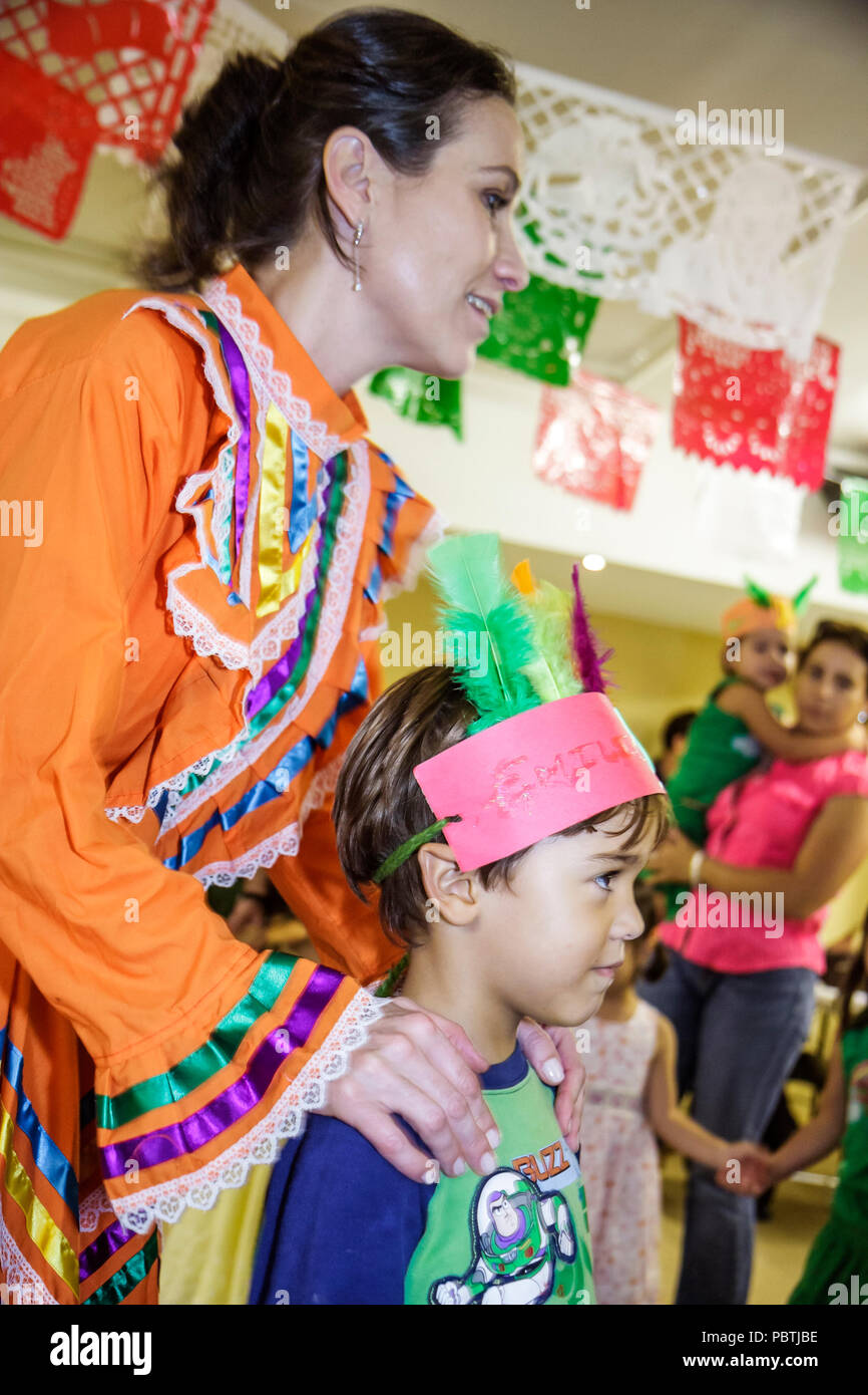 Miami Florida,Miami Art Central,Festival Mexico Miami,Jalisco robe,tenue,femme hispanique femmes femmes,garçons,enfant enfant enfant enfant enfants jeune Banque D'Images