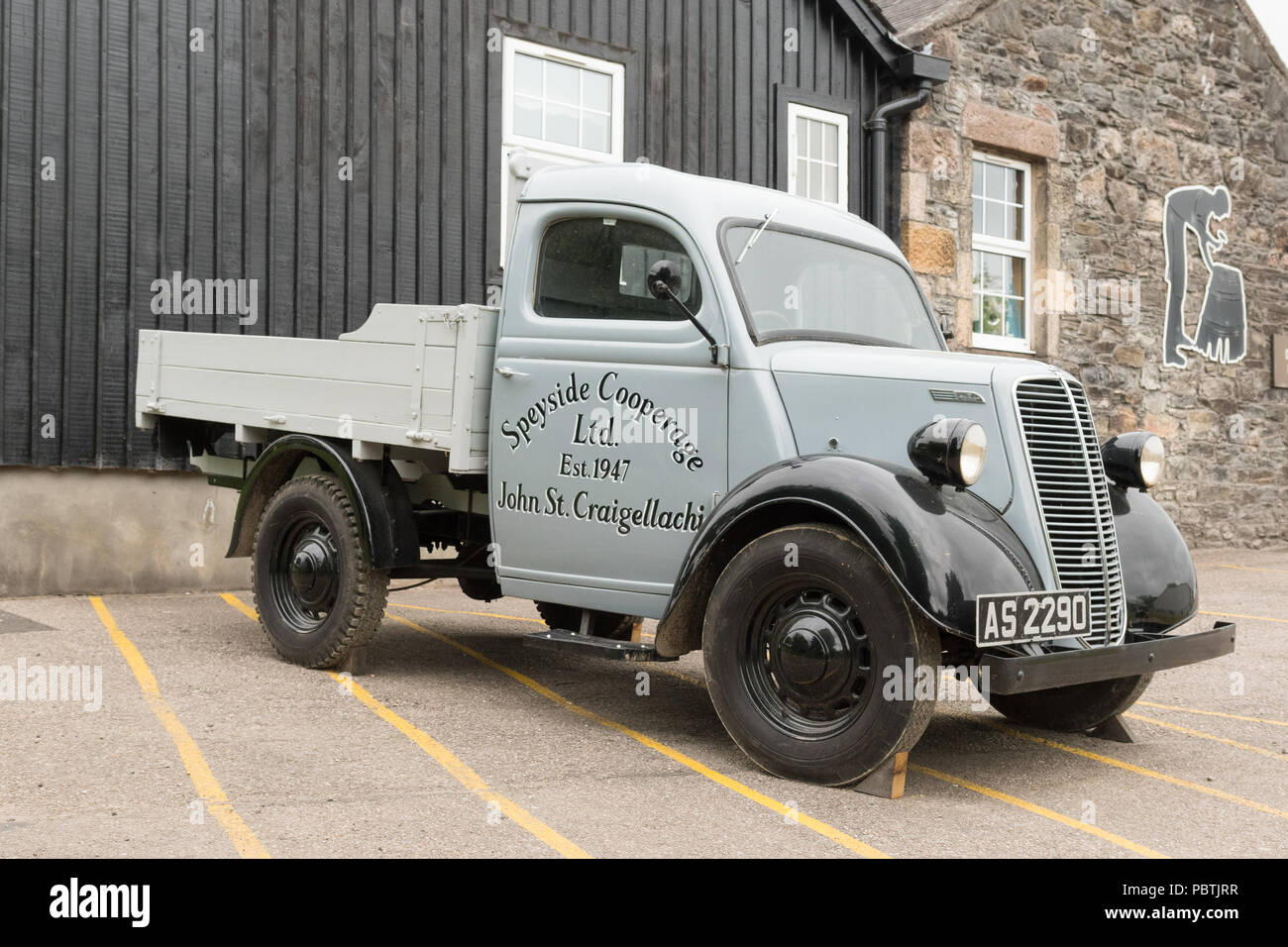 Fordson E83W pick up truck à Speyside Cooperage, Ecosse, Royaume-Uni Banque D'Images