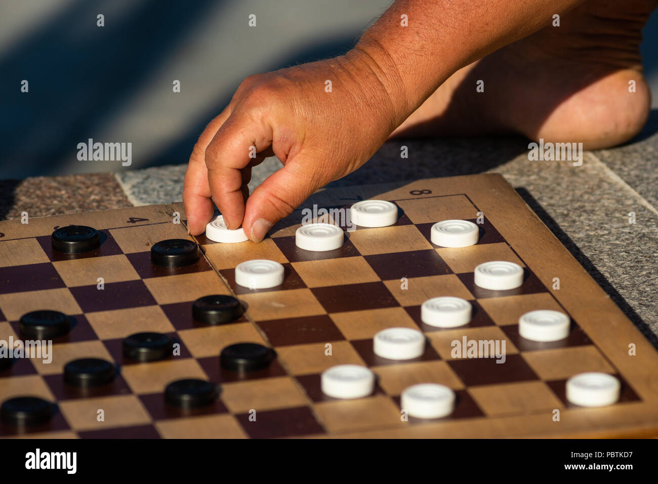 Moscou. Des personnes non identifiées, méconnaissable jouer aux dames à l'air libre sur une journée ensoleillée. Vue rapprochée d'un jeu de dames. Banque D'Images