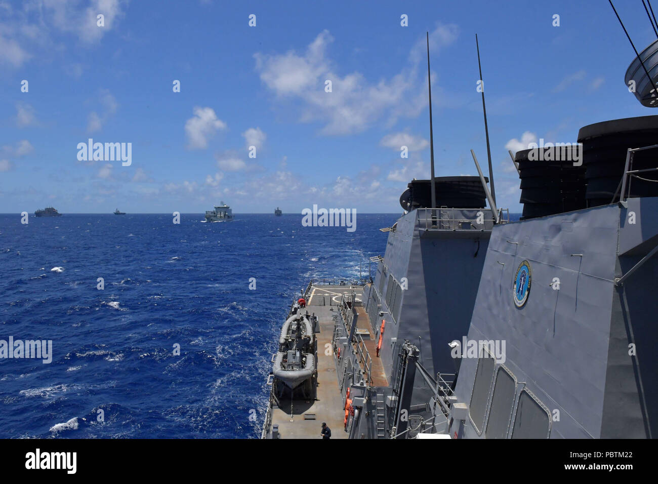 180726-N-UM082-0028 de l'OCÉAN PACIFIQUE (Juillet 26, 2018) missiles USS O'Kane (DDG 77) et d'autres pays partenaire de navires et de sous-marins participer à un groupe de la voile au cours de l'exercice Rim of the Pacific (RIMPAC) au large de la côte d'Hawaï, le 26 juillet. Vingt-cinq nations, 46 navires et 5 sous-marins, et d'environ 200 avions et 25 000 personnes participent à l'EXERCICE RIMPAC du 27 juin au 2 août dans et autour des îles Hawaï et la Californie du Sud. Le plus grand exercice maritime international RIMPAC, fournit une formation unique tout en renforçant et en soutenant les travaux coopératifs de r Banque D'Images