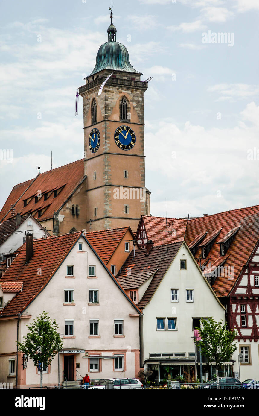 Le quartier gothique Stadtkirche St. Laurent ou l'église de Saint-Laurent, est entouré de pittoresques marchés résidentiel et à Nurtingen, Allemagne Banque D'Images