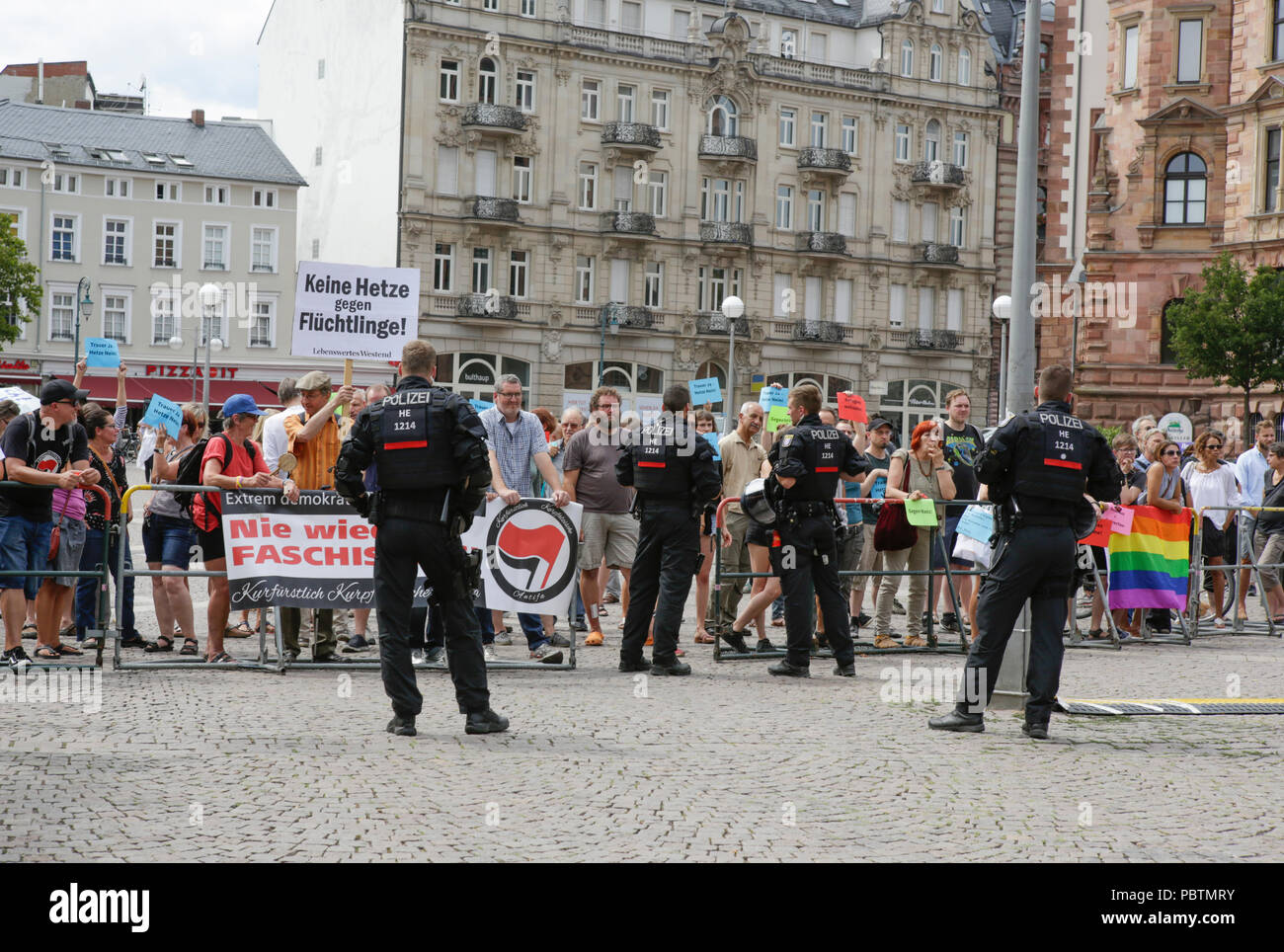 Wiesbaden, Allemagne. 29 juillet, 2018. Le contre-manifestants sont séparés par des policiers de l'aile droite de protestation. Les manifestants de droite de la main dans la main - Gegen die Gewalt auf unseren Strasen (Main dans la main - contre la violence dans nos rues) Le mouvement a tenu un rassemblement anti-gouvernement à Wiesbaden. Cette protestation a eu lieu sous le prétexte d'un vigile pour l'adolescent Susanna F, qui aurait été tué par un réfugié à Wiesbaden. Le rallye a été abordée par plusieurs orateurs anti-gouvernement, qui a demandé la démission du gouvernement. Crédit : Michael Debets/Pacific Press/Alamy Live News Banque D'Images