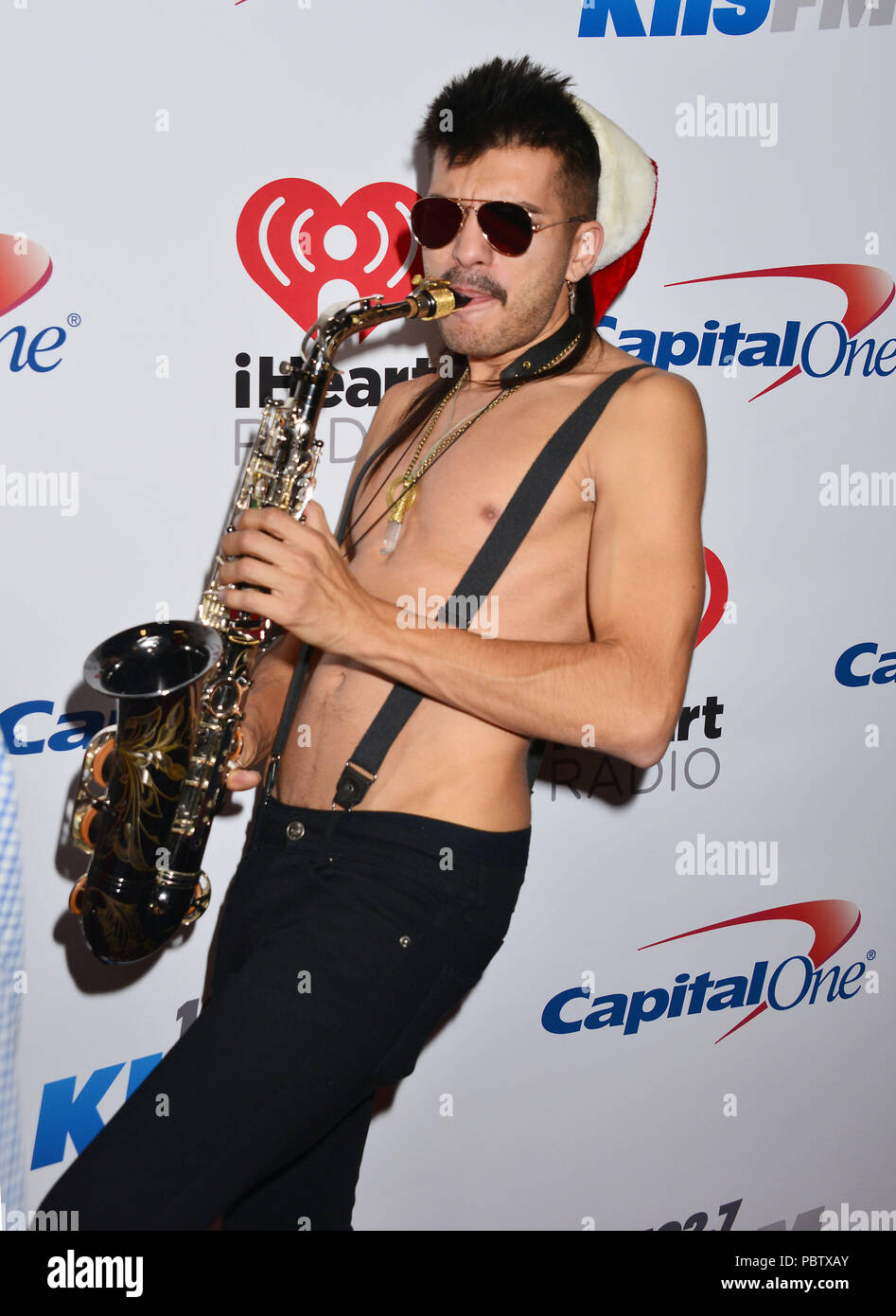 DNCE au iHeartRadio KIIS FM Jingle Ball au Staples Center de Los Angeles. 4 décembre 2015.DNCE ------------- Red Carpet Event, Vertical, USA, Cinéma, Célébrités, photographie, Bestof, Arts, Culture et divertissement, Célébrités Topix fashion / Vertical, Best of, événement dans la vie d'Hollywood, Californie - Tapis rouge et en backstage, USA, Cinéma, Célébrités, cinéma, télévision, Célébrités célébrités musique, photographie, Arts et culture, Bestof, divertissement, Topix trois quarts, vertical, une personne, à partir de l'an , 2015, enquête tsuni@Gamma-USA.com Banque D'Images