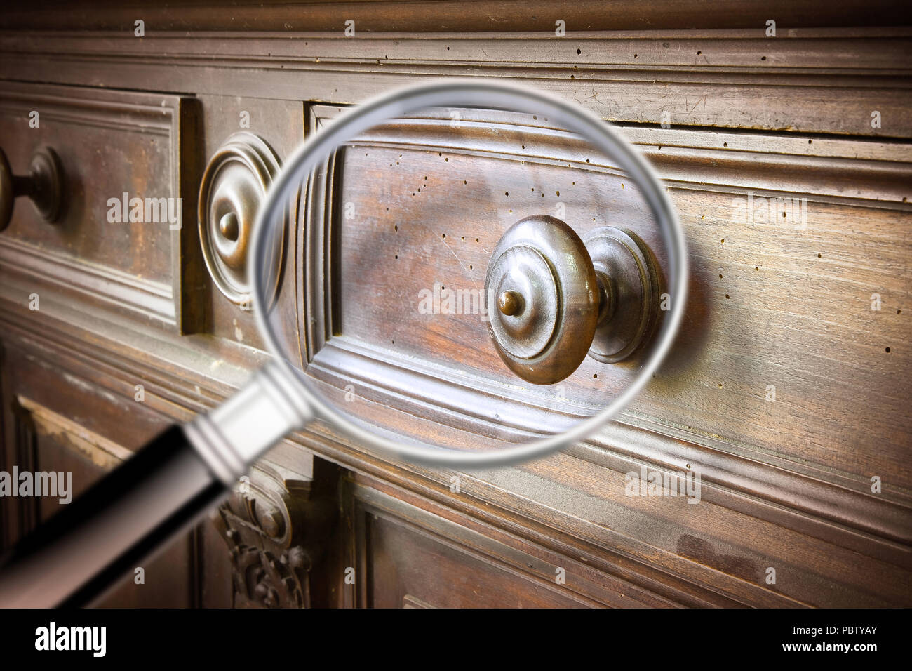 Détail d'un mobilier italien en bois ancien restauré avec juste une loupe sur le premier plan à la détection des menaces woodworm Golf Polo Banque D'Images
